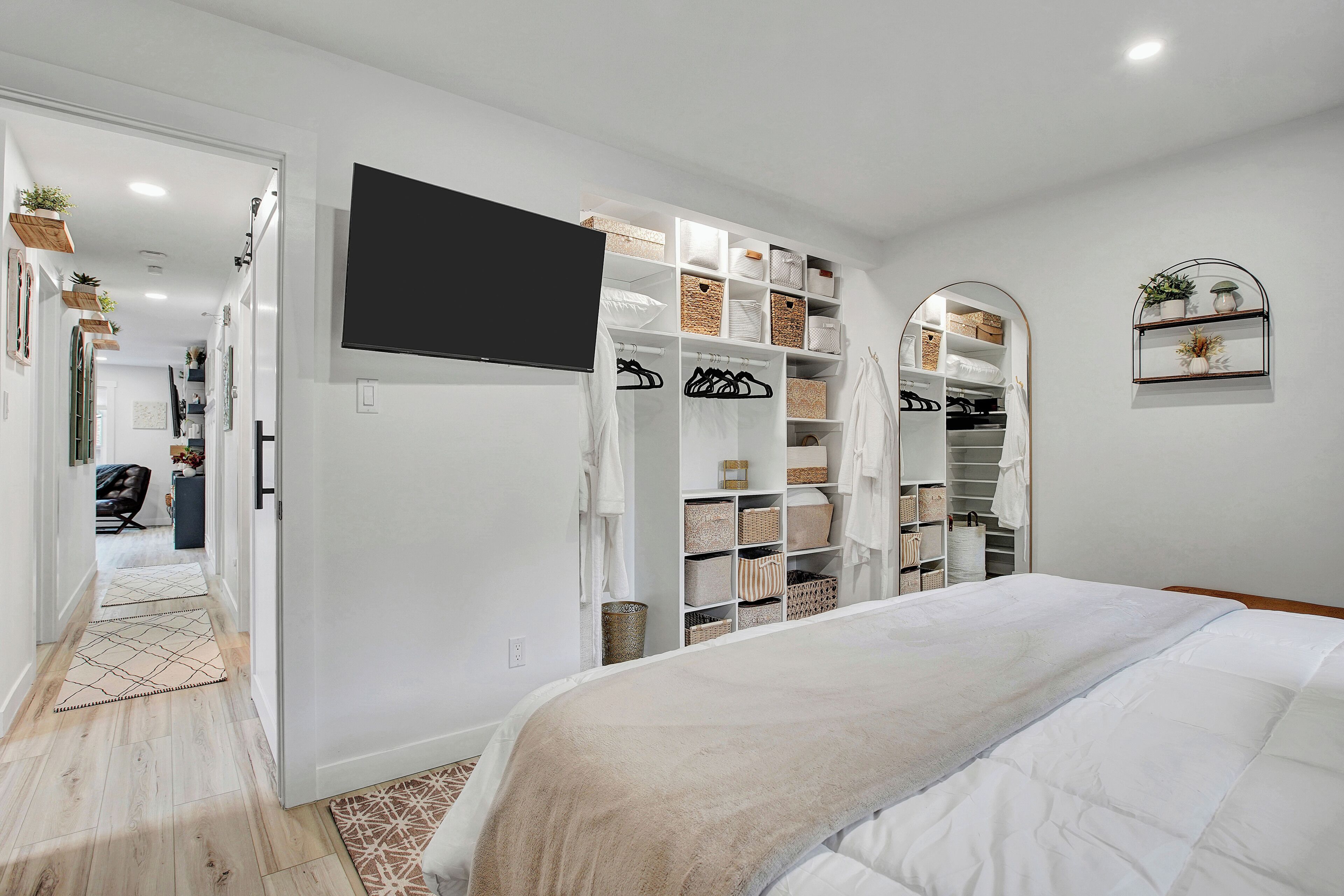 5 dormitorios, escritorio, tabla de planchar con plancha y cuna de viaje