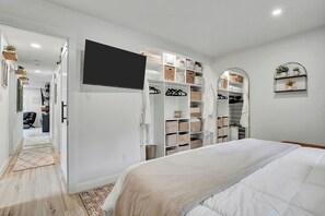 5 bedrooms, desk, iron/ironing board, travel cot