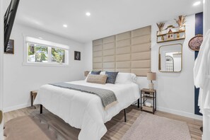 5 bedrooms, desk, iron/ironing board, travel crib