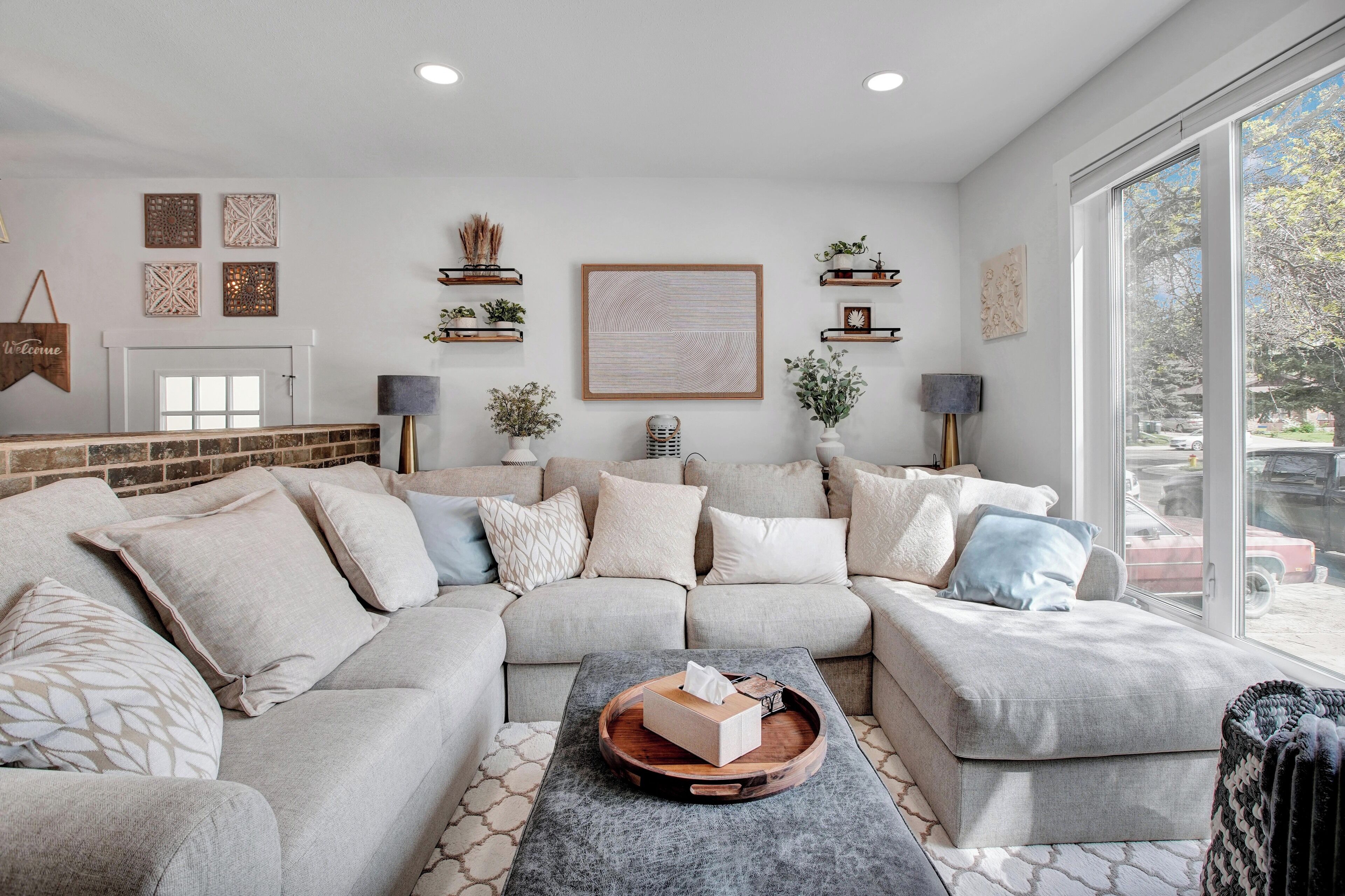 Una Smart TV, una chimenea, un futbolín, libros