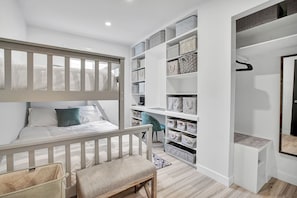5 habitaciones, escritorio y tabla de planchar con plancha