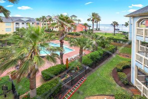 A heated pool - Sea N Palms located at the award-winning Dawn Condominiums- 'Best of Galveston 2024' (Galveston)