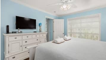 1 habitación, escritorio, tabla de planchar con plancha y cuna de viaje