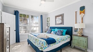 1 chambre, fer et planche à repasser, lit de bébé portatif