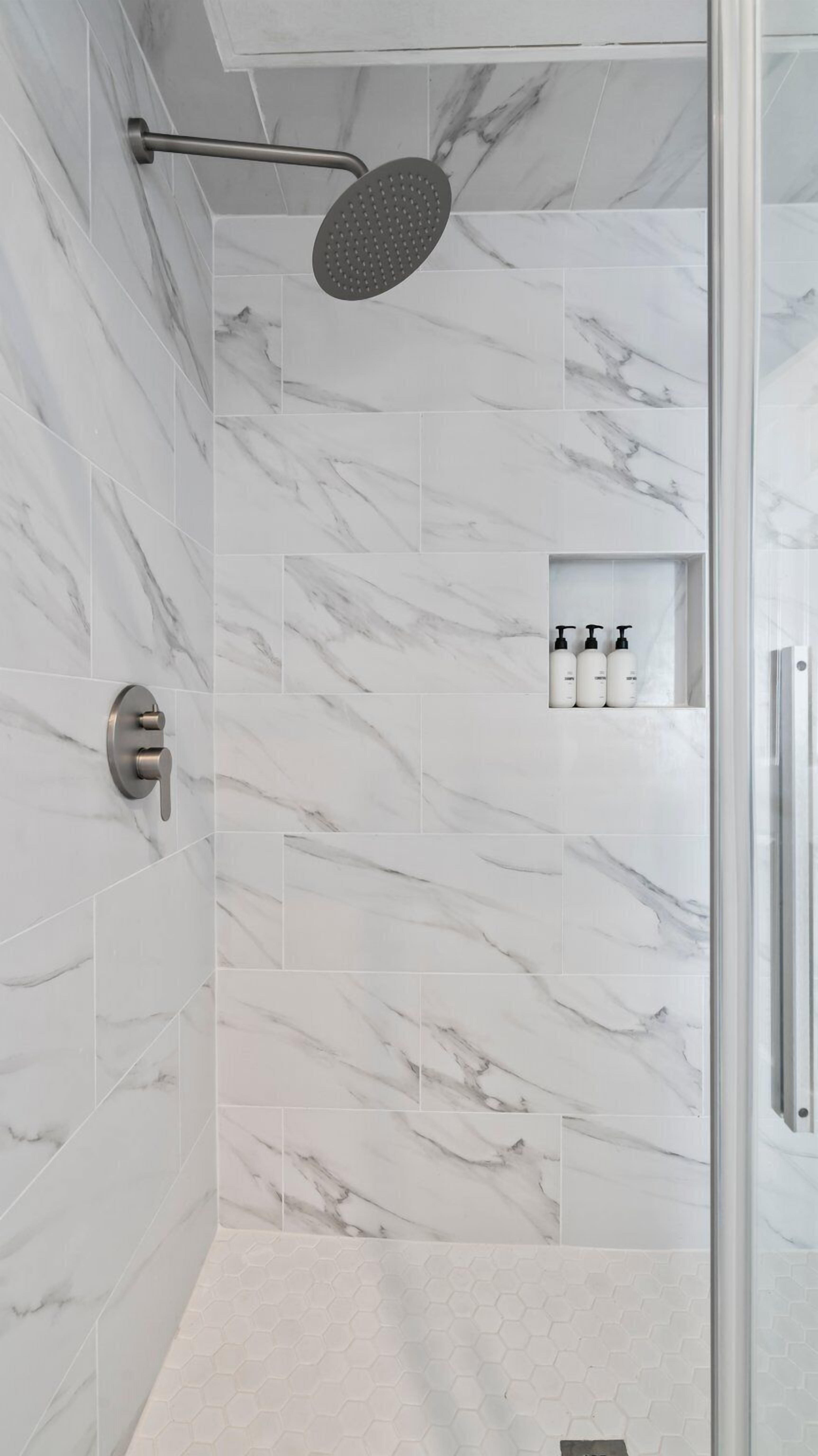 Dusche, Haartrockner, Handtücher, Toilettenpapier