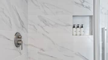 Dusche, Haartrockner, Handtücher, Toilettenpapier