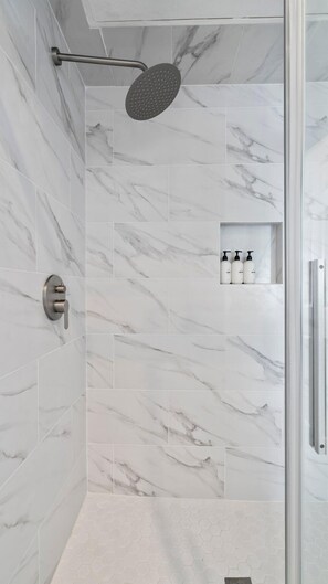Een douche, een haardroger, handdoeken, toiletpapier