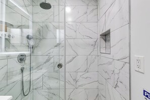 Een douche, een haardroger, handdoeken