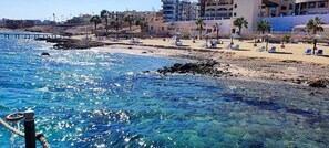 Sur la plage, chaise longue, serviettes de plage