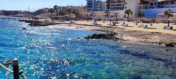 Sun-loungers, beach towels - Stunning ocean view - quiet *Susi's The View* (Hurghada 1,)
