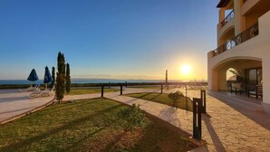 Un hôtel doté d’un patio, d’un espace extérieur aménagé pour s’asseoir et offrant une vue sur la mer.