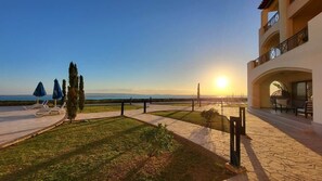 A hotel with a patio area, outdoor seating, and a view of the sea. - Breathtaking sea view – quiet *Susi's The View* (Hurghada 1,)