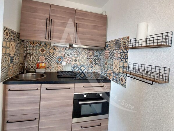 Réfrigérateur, micro-ondes, plaque de cuisson, lave-vaisselle