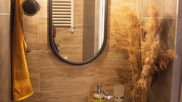 Dusch, hårtork, bidé och handdukar