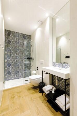 Snail 1 - Superior Apartment | Bathroom | Shower, free toiletries, hair dryer, bathrobes - OLD TOWN SNAIL Design Apartments (Bucharest)