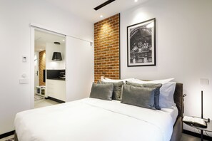 Hypo-allergenic bedding, laptop workspace, soundproofing, free WiFi - OLD TOWN SNAIL Design Apartments (Bucharest)