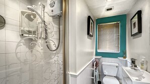 A bathroom with a shower, toilet, and sink. - 2 bedroom accommodation in Shrawley, near Worcester (Shrawley, near Worcester)
