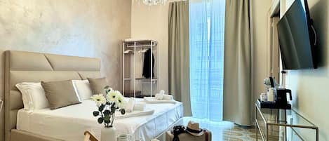 Deluxe-Doppelzimmer, 1 Queen-Bett, eigenes Bad, Stadtblick | Italienische Bettbezüge von Frette, hochwertige Bettwaren