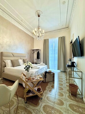 Deluxe tweepersoonskamer, 1 queensize bed, privébadkamer, uitzicht op de stad | Italiaanse Frette-lakens, luxe beddengoed, pillowtop-bedden, een minibar