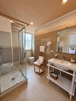 スーペリア ダブルルーム クイーンベッド 1 台 専用バスルーム シティビュー | バスルーム | シャワー、レインフォールシャワー、バスアメニティ (無料)、ヘアドライヤー