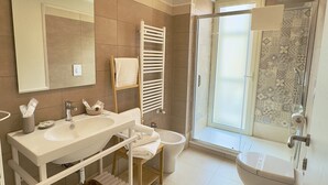 A modern bathroom with two sinks, a large mirror, a shower enclosure, and a toilet. - Home To Salerno B&B (Salerno)