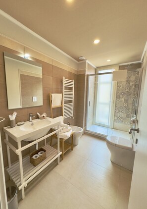 Standaard tweepersoonskamer, 1 queensize bed, privébadkamer, uitzicht op de stad | Badkamer | Een douche, een regendouche, gratis toiletartikelen, een haardroger