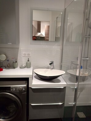 Shower, hair dryer, soap, toilet paper - Cottage, Piscine, Golfe du Morbihan, à 5km des Plages, Carnac, Quiberon (Ploemel)