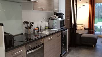 Réfrigérateur, micro-ondes, four, plaque de cuisson