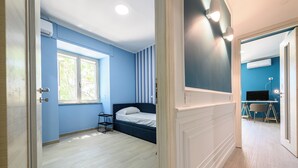 A room with a bed, a window, and a desk with a chair. - Via Nuova Marina 121 - Appartamento 1 (Naples)
