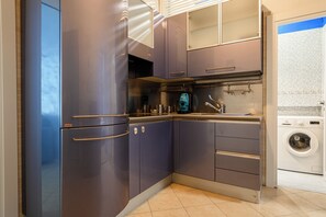 Køleskab, mikrobølgeovn, kogeplade, kaffe-/temaskine