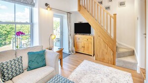 TV - 3 bedroom accommodation in Pickering (Pickering)