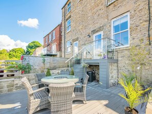 Outdoor dining - 3 bedroom accommodation in Pickering (Pickering)
