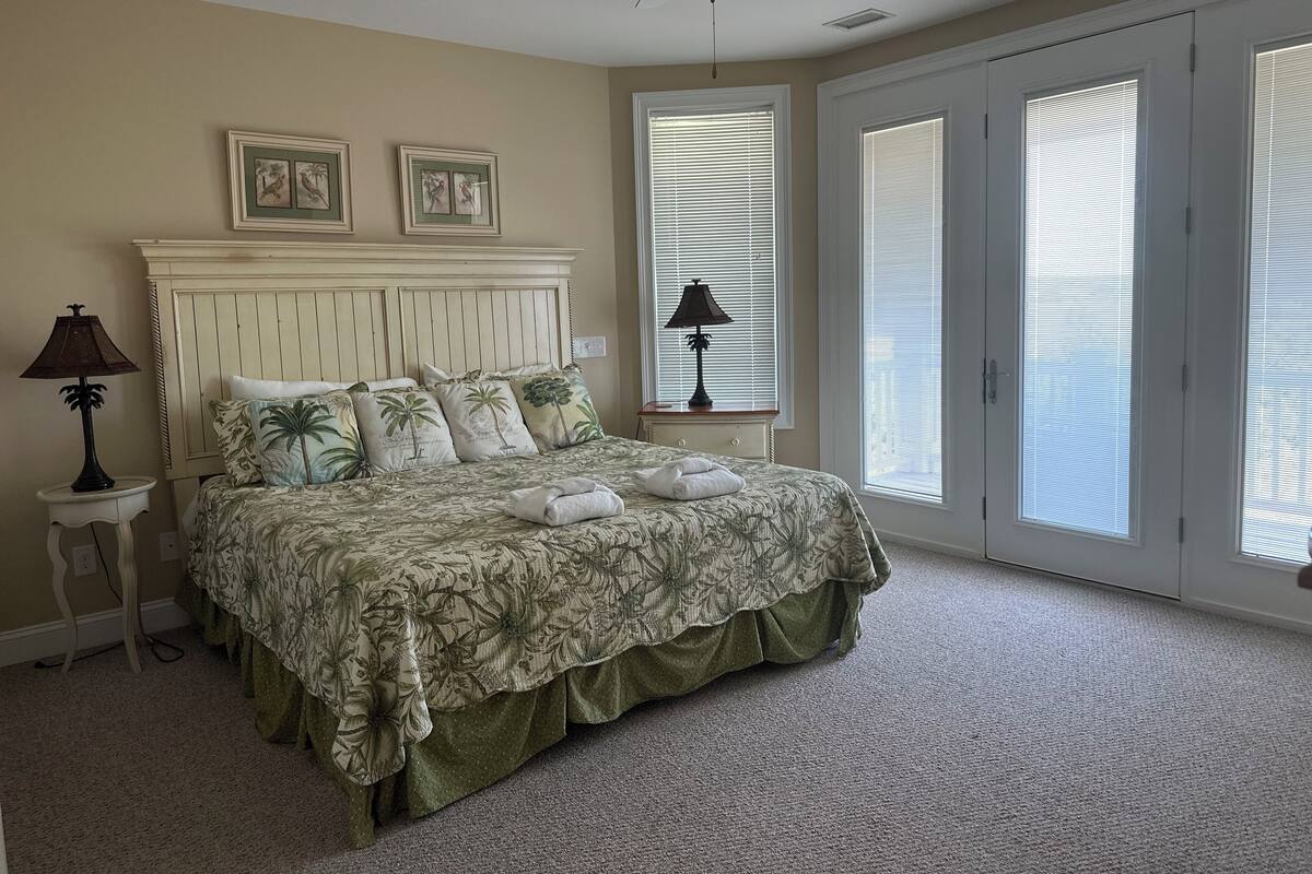 1 bedroom, Egyptian cotton sheets, premium bedding, WiFi (free)