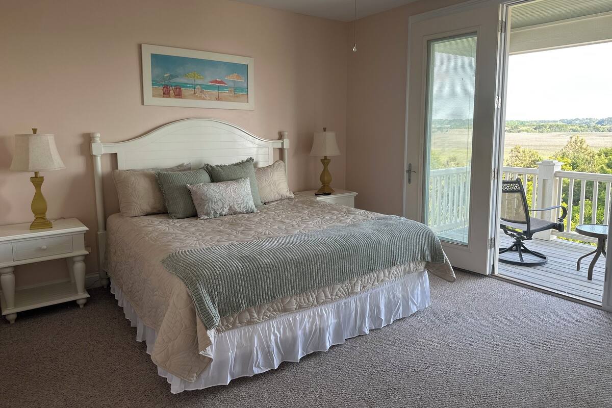 1 bedroom, Egyptian cotton sheets, premium bedding, WiFi (free)
