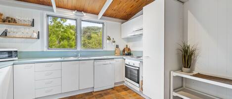 Microondas, horno, cafetera/tetera