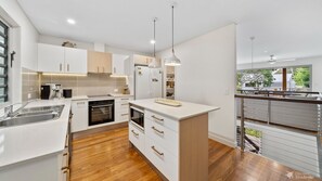 Een microgolfoven, een oven, een koffiezetapparaat/waterkoker