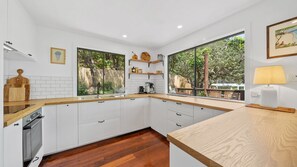 Micro-ondes, four, cafetière/bouilloire