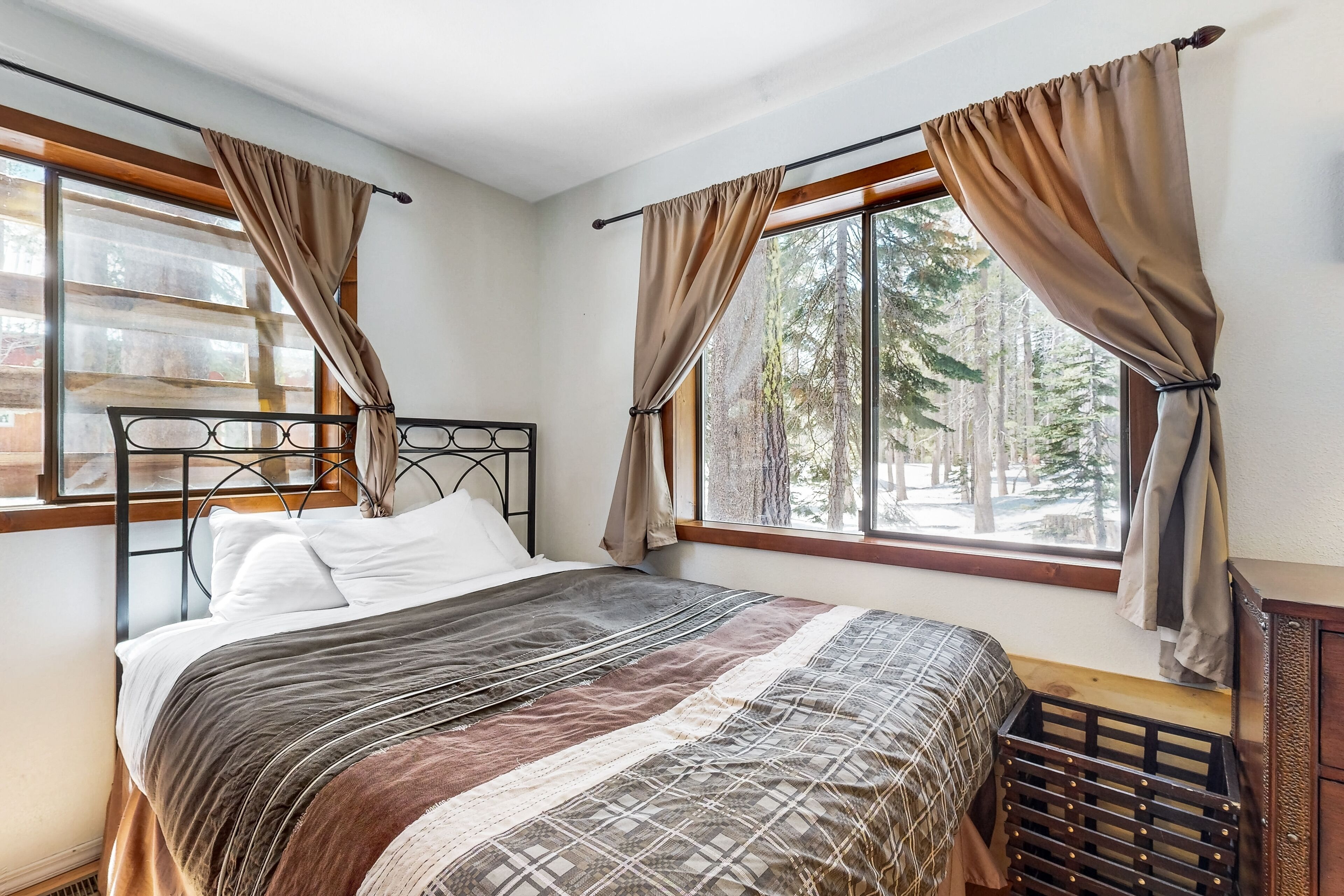 2 عدّة غرف نوم وخدمة الإنترنت وملاءات أسرّة