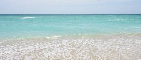 Ubicación a pie de playa, tumbonas y toallas de playa