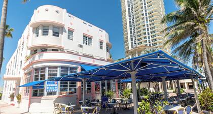 Modern Beachfront Studio w/ Beach Essentials. Just steps from the beach!