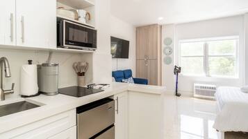 Kühlschrank, Mikrowelle, Herdplatte, Wasserkocher mit Kaffee-/Teezubehör