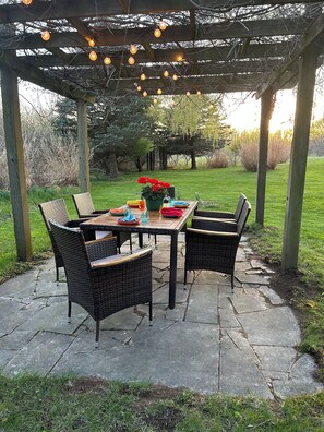 Outdoor dining - Gatsby style fall oasis near Saugatuck, shops, wineries, restaurants, orchards! (Fennville)