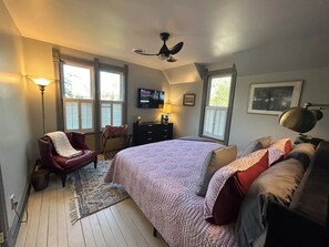 3 bedrooms, in-room safe, iron/ironing board, free WiFi - Gatsby style fall oasis near Saugatuck, shops, wineries, restaurants, orchards! (Fennville)