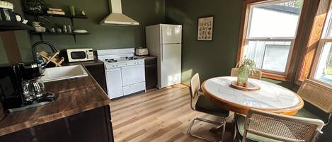 Geladeira, micro-ondas, fogão, cooktop