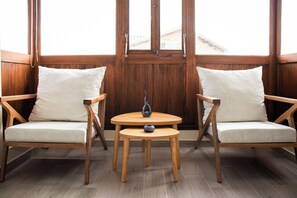 Couples treatment rooms, hot tub, body treatments, body scrubs, facials