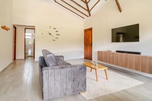 50-inch LED TV with digital channels, fireplace, Netflix - Villa Santa Ana Premium (Villa de Leyva)