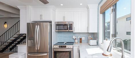 Een koelkast, een microgolfoven, een oven, een kookplaat