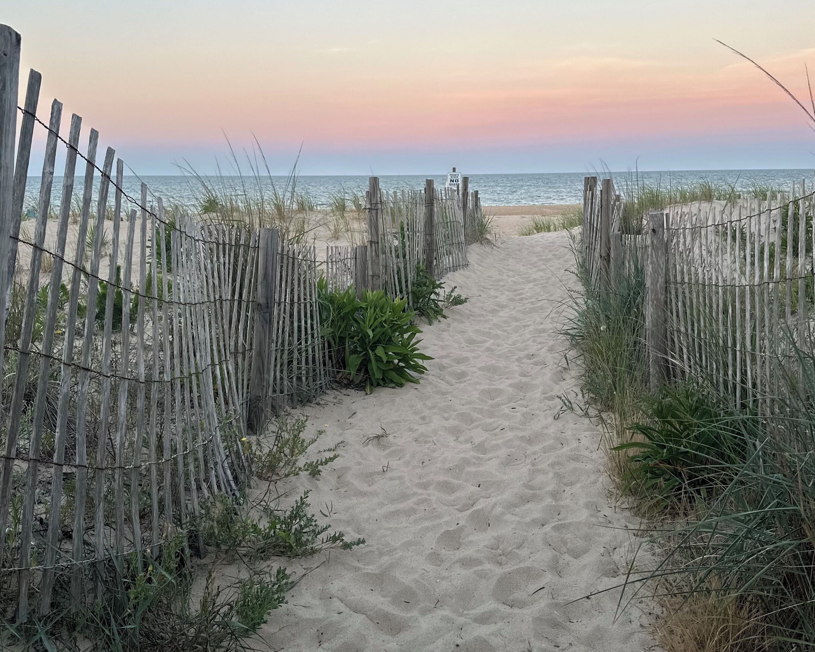 Vlak bij het strand, ligstoelen aan het strand