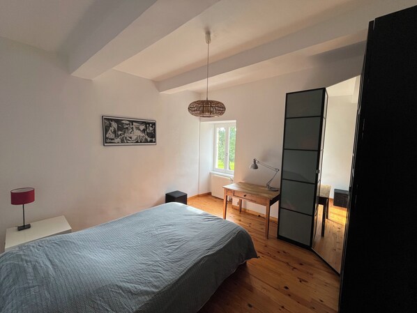 3 habitaciones, escritorio, tabla de planchar con plancha y wifi gratis 