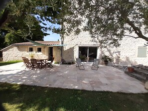 Outdoor dining - Le Mas du Roux  (Baix 07)